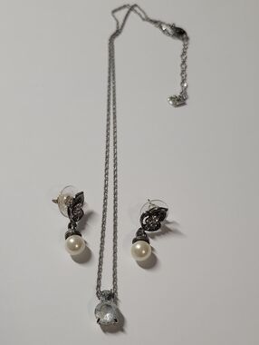 Elegant Silver Tone Pearl Drop Earrings & Crystal Pendant Necklace Set